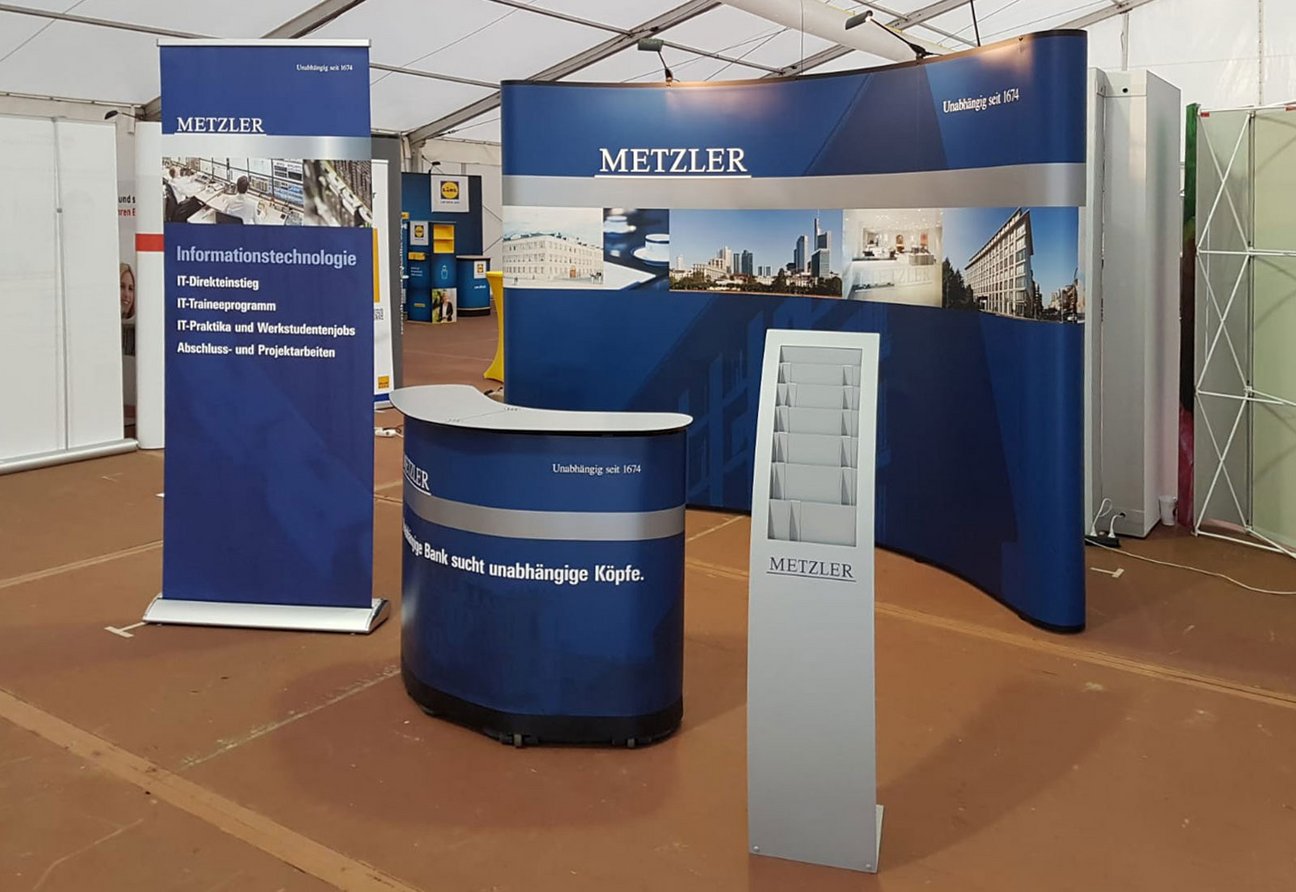 TravelStand PRO Curved, CounterCase, RollUp Pro + Prospektständer Varia 7 - B. Metzler seel Sohn & Co KGaA TravelStand PRO Curved, CounterCase, RollUp Pro + Prospektständer Varia 7 - B. Metzler seel Sohn & Co KGaA