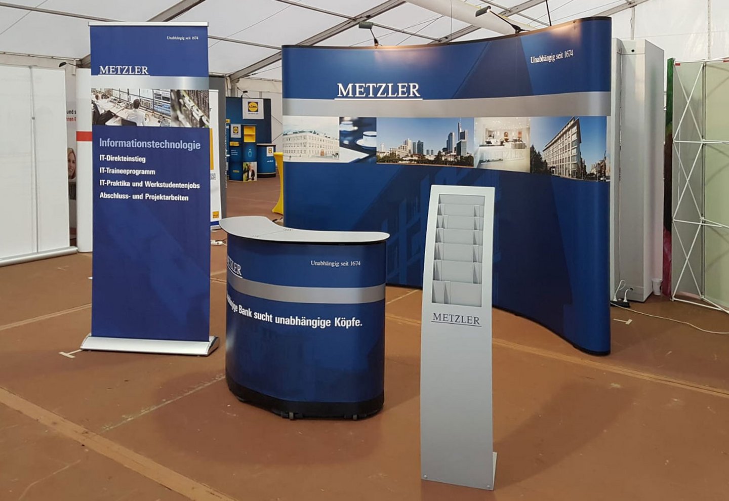 TravelStand PRO Curved, CounterCase, RollUp Pro + Prospektständer Varia 7 - B. Metzler seel Sohn & Co KGaA
