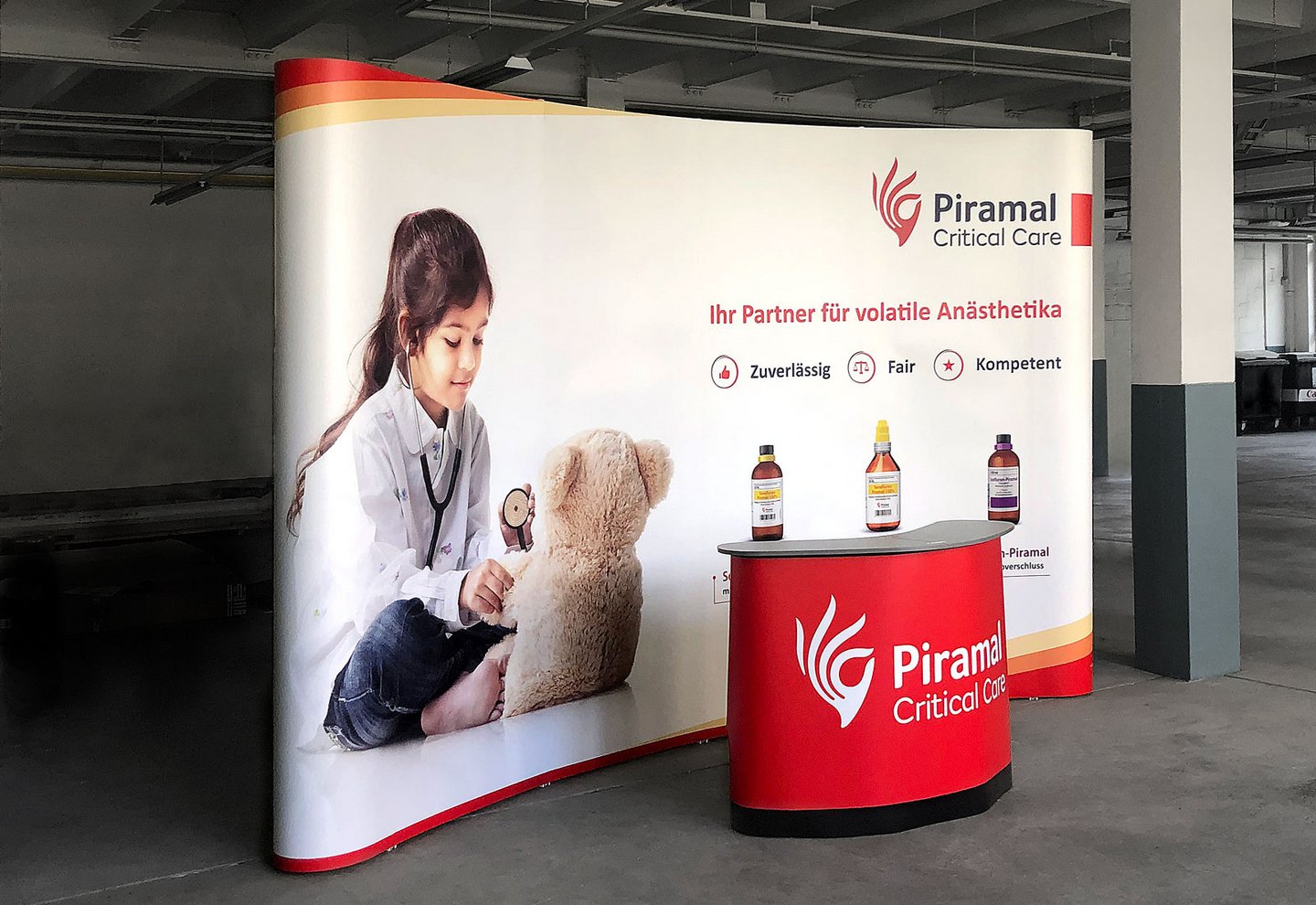 Expand Media Wall XL + Expand PodiumCase - Piramal GmbH